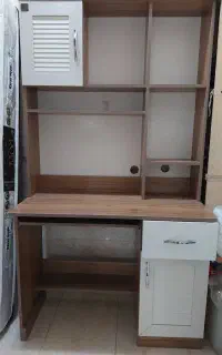 میز تحریر و کتابخانه