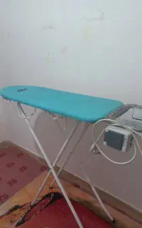 میز اتو پایه دار .سیم سیار دارد