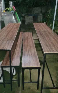 دوعدد میز چهار عدد نیمکت .