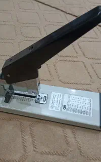 فروش یک دستگاه منگنه و دو جلد کتاب