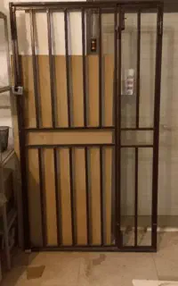 یک عدد محافظ درب ورودی یک عدد رگال دست