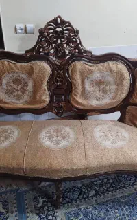 مبل سلطنتی در حد نو و سالم با میز بدون شکستگی