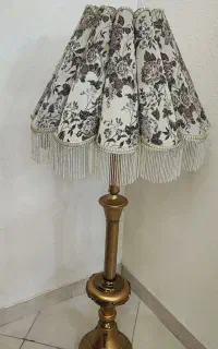 آباژور ایستاده