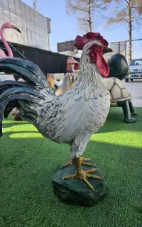 مجسمه خروس بتنی در هایپرساختمانی