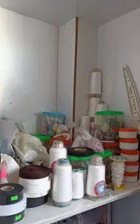مقداری وسایل خیاطی بفروش می رسید
