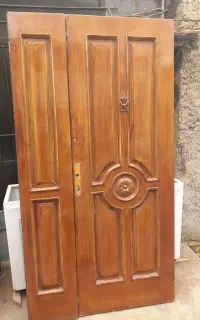 درب چوبی دو لنگه و هود آشپزخانه