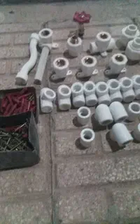 تعدادی اتصالات  لوله آب و یک دسشور