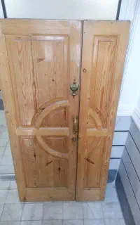 درب چوبی با محافظ کاملا سالم
