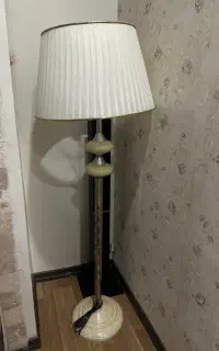 آباژور کنار سالنی ایستاده نو
