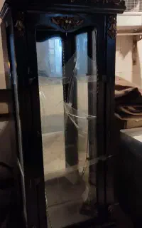 بوفه کاملا تمیز به علت کمبود جا بفروش می‌رسد