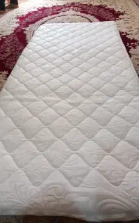 تشک تخت خواب یک نفره موجود میباشد