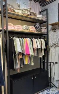 «رگال و قفسه و دکور مغازه»