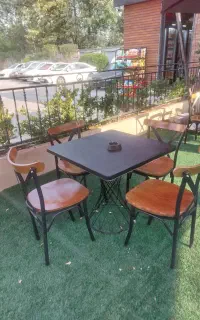 میز و صندلی کافه رستورانی در حد نو