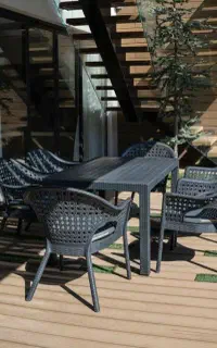 صندلی پلاستیکی با میز ساده و حصیری
