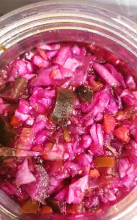 فروشنده در مغازه ترشیجات