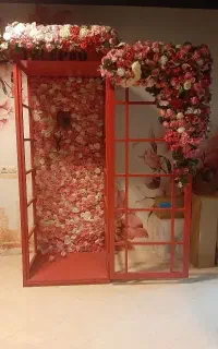 باجه تلفن انگلیسی گل آرایی شده