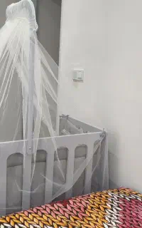 تخت کنار مادر