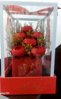 باکس گل شیشه ای لاکچری مناسب هدیه تولد و سورپرایز