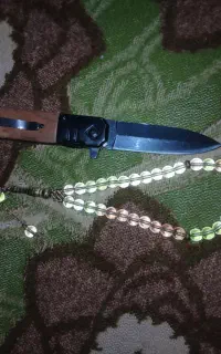 تسبیح و چاقو خوش دست
