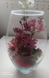 گل مصنوعی زیبا در گلدان شیشه ای