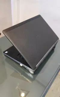لب تاپ دل گرافیگ ۴