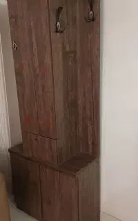 جاکفشی و جا لباسی ایستاده
