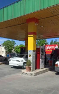 کارگرپمپ بنزین
