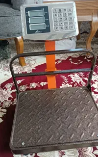قفسه میوه فروشی با یک باسکول
