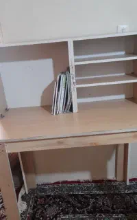 دو عدد میز تحریر و کامپیوتر