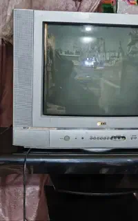 تلویزیون ومیز