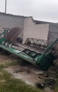 کمباین آماده درو آفتاب گردان سرپا داخل زمین