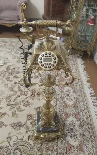 تلفن برنزی ایستاده