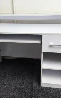 میز تحریر و کامپیوتر