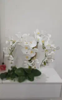 گلدان طلایی و گل ارکیده لمسی