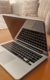 لب تاب و کامپیوتر قدیمی سوخته و شکسته