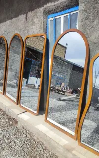 دنیای آیـنه قدی