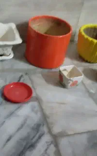 تعدادی گلدان و زیر گلدانی