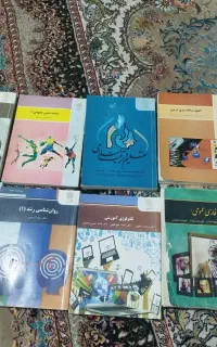 تعدادی کتاب به فروش می‌رسد
