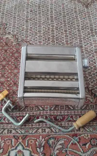 چرخ کن رشته بری غذا. ایتالیا