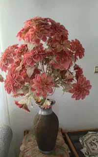 چند عدد گل مصنوعی به همراه گلدان