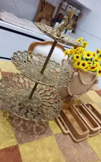 شیرینی خوری سه طبقه و مجسمه برنز