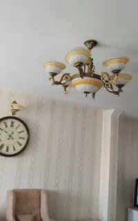 لوستر شش شاخه با دیوار کوب و مبل راحتی
