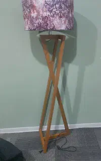 آباژور ایستاده