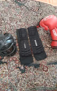 دستکش و روپایی و کلاه کیک بوکسینگ