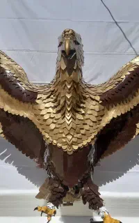 مجسمه عقاب فلزی ومار