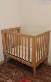 تخت کودک کنار تخت مادر