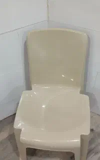 صندلی پلاستیکی و یک میز عسلی