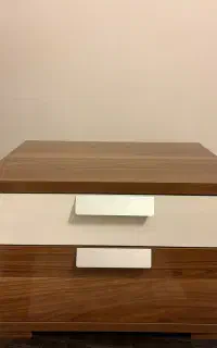 تخت دونفره همراه دوتا پاتختی چوب راش ترک