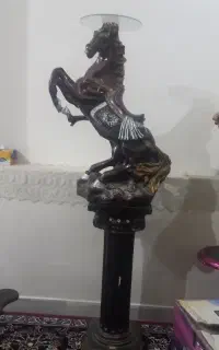 مجسمه با پایه زیری