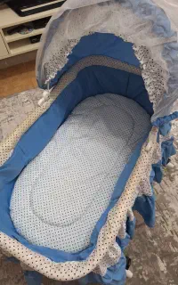 تخت و گهواره کنار مادر